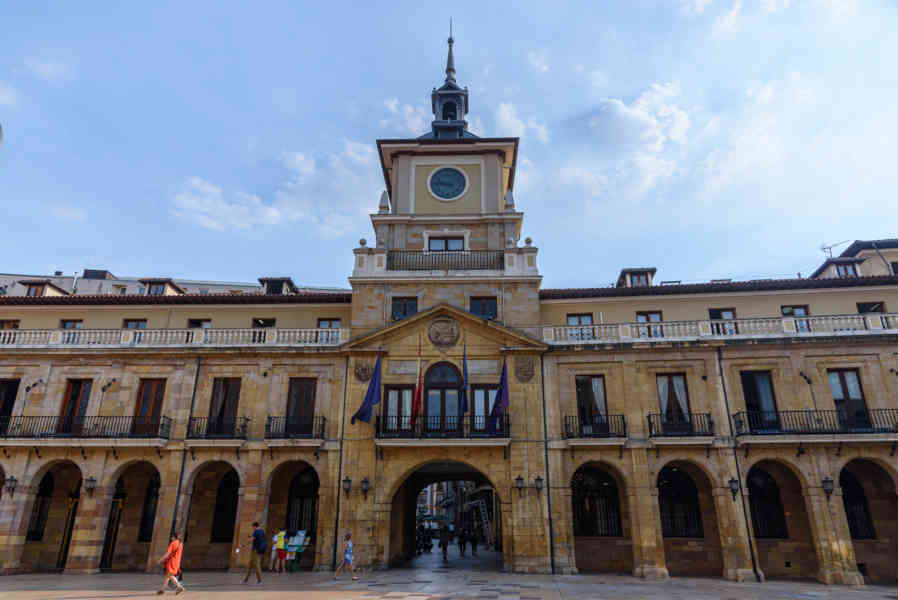 Oviedo 002 - plaza de la Constitución - Ayuntamiento.jpg